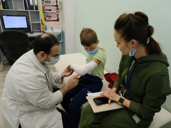 Калечатся на санках, горках, тюбинге: до 120 детей в день попадают в травмпункты в Новосибирске