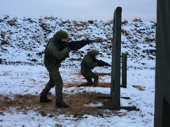 Псковские разведчики провели тренировку по армейской тактической стрельбе