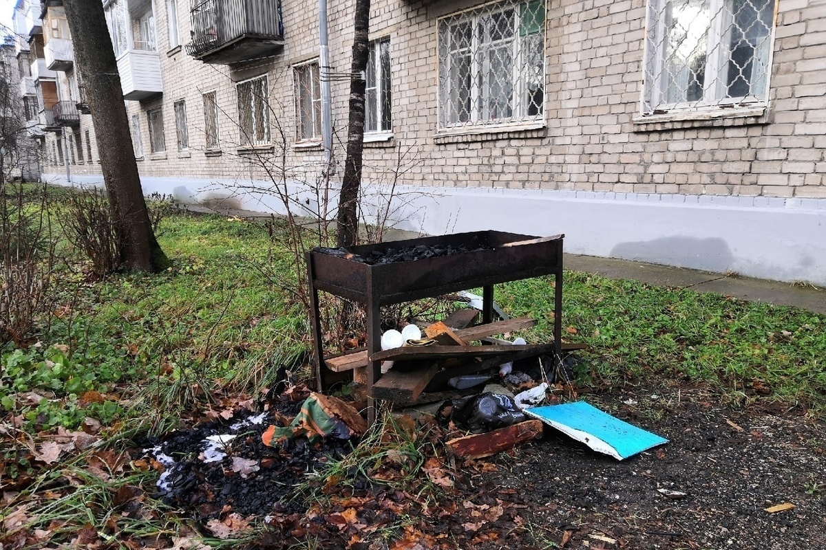 Жители Твери жарят шашлык под окнами жилого дома - МК Тверь