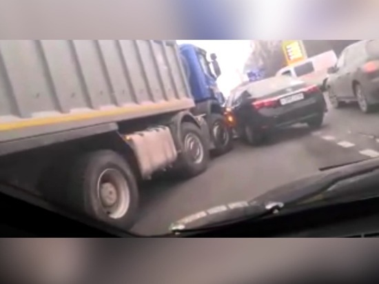 На Ряжском шоссе в Рязани образовалась пробка из-за ДТП с фурой