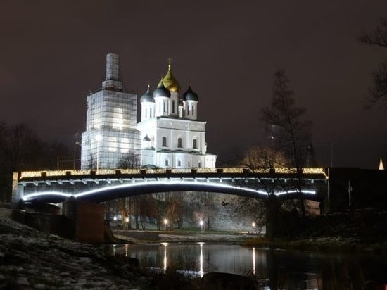 Новогоднее украшение моста в Пскове: проект и реальность