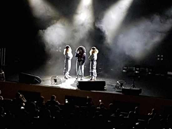 Певица Zivert собрала сотни зрителей на концерте в Красноярске в разгар пандемии