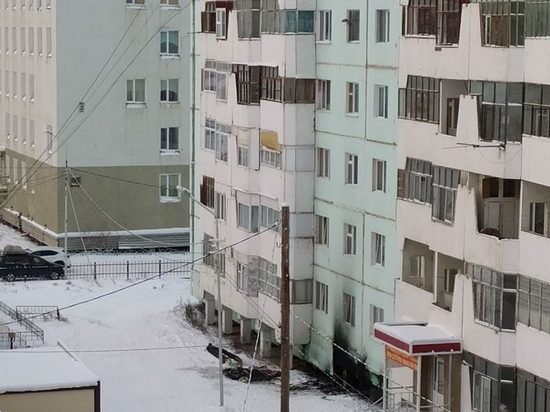 В Якутске под одним из жилых домов загорелся мусор