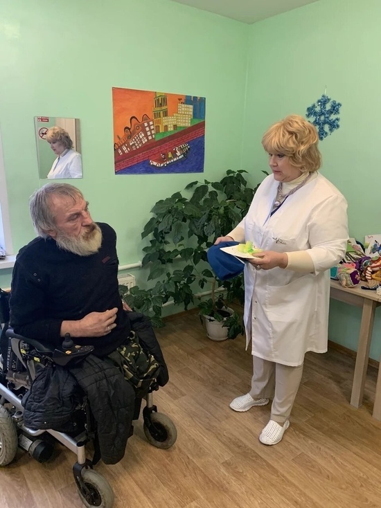 Пациентов псковского интерната служба помощи «Белый цветок» порадовала подарками