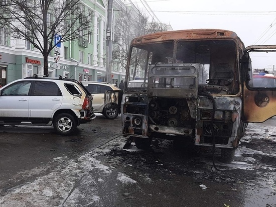 В Челябинске из-за горящей маршрутки пострадали три припаркованных автомобиля