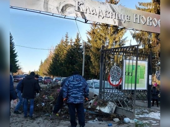 На рязанском кладбище заблокирован выезд из-за горы мусора