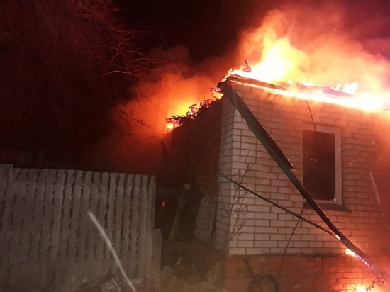В Челябинской области сгорел дом, пока его хозяйка была в гостях