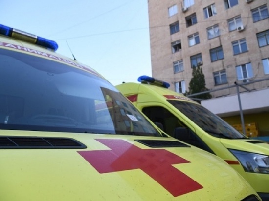 Водитель Kia на юге Волгограда врезался в дерево и пострадал