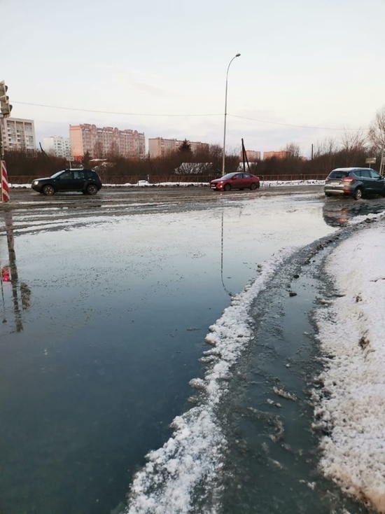 В Рыбинске из-за аварии на трубопроводе затопило городкие улицы