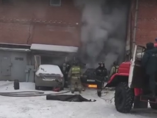 В городе Кемерово загорелся оставленный в гараже автомобиль