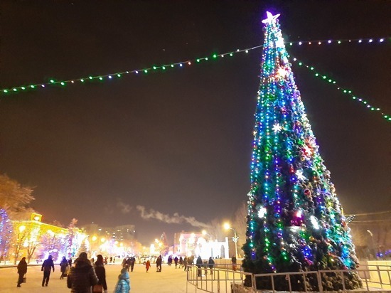 В Саратовской области заработали новогодние ёлки