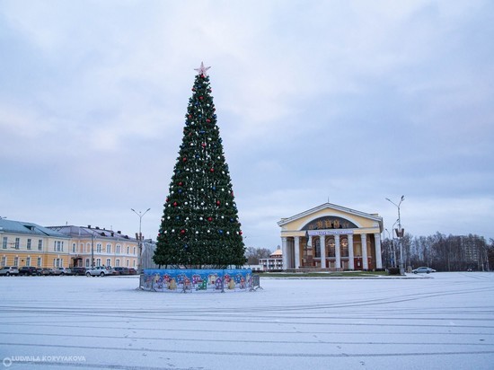 Вокруг елки на площади Кирова можно водить хороводы – не автомобили