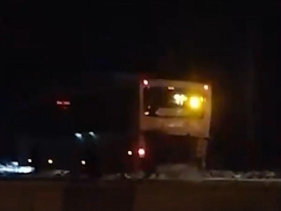 Грузовик в Новосибирске вытолкнул автобус с пассажирами на обочину