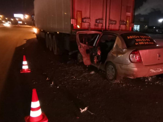  Водитель не выжил: в Новосибирске легковушка врезалась в грузовик