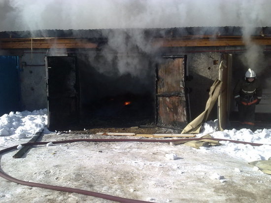 Грузовик сгорел вместе с гаражом в Петровске-Забайкальском