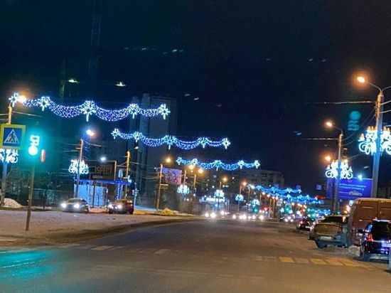 Власти Челябинска обещают в ближайшие дни подключить весь город к праздничной иллюминации