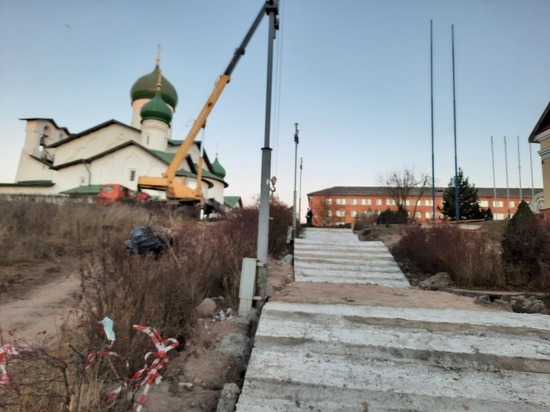 Лестницу к пешеходному мосту через Пскову ремонтируют