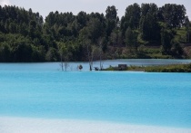 Экстремально высокое содержание щелочи придает воде искусственного озера прекрасный бирюзовый цвет, но в нем нельзя не только купаться – даже подходить к этому озеру опасно