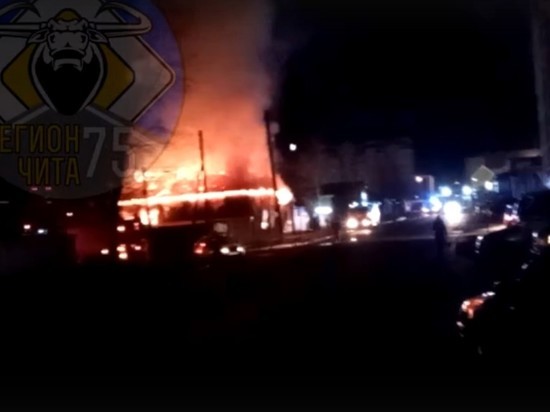 Пожарные ночь тушили нежилой частный дом в Чите