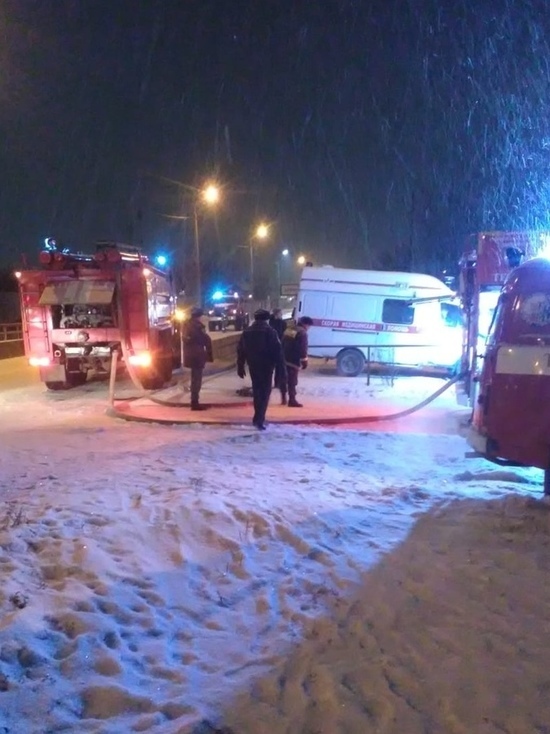 В Барнауле пожарные спасли из огня пожилую женщину