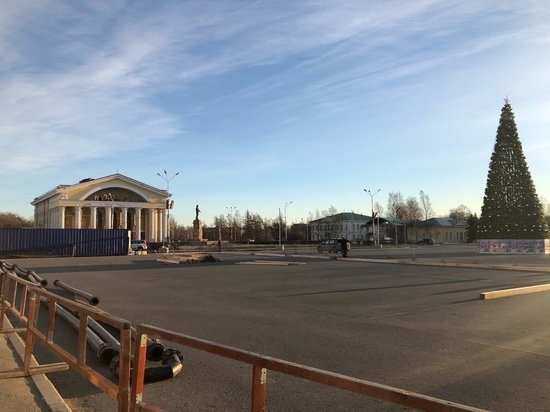 На площади Кирова начали заливать мобильный каток