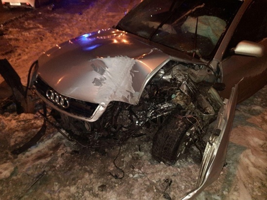 В Челябинске водитель легковушки врезался в забор, уходя от столкновения с фурой