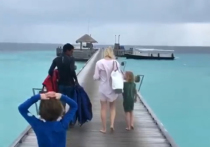 Телеведущий Дмитрий Шепелев опубликовал на своей странице в Instagram видео из отпуска на Мальдивах, который он проводит с сыном Платоном, невестой Екатериной Тулуповой и ее дочерью Ладой