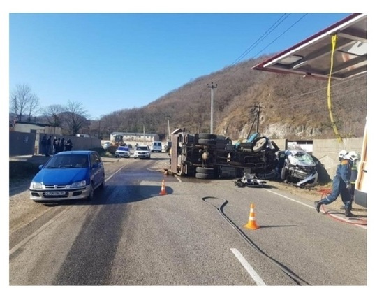 На кубанской трассе водитель погиб, врезавшись на «встречке» в грузовик