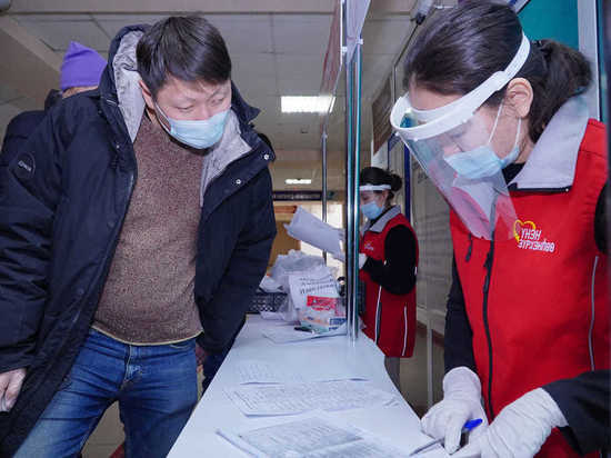 Депутаты Улан-Удэнского горсовета попробовали себя в роли волонтеров «Добродома»