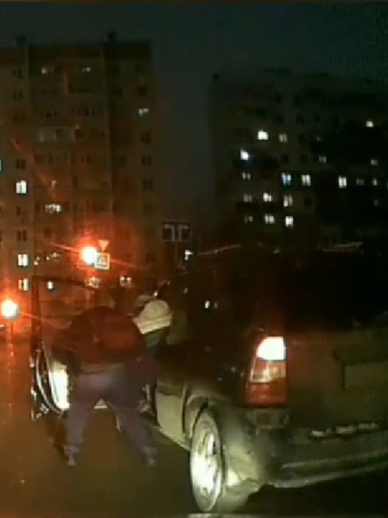 В Челябинске таксист задержал пьяного водителя на дороге