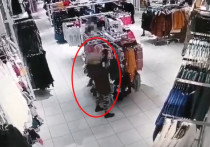 В отделение полиции города Мурманска обратилось с заявлением о краже руководство магазина одежды, расположенного в одном из торговых центров
