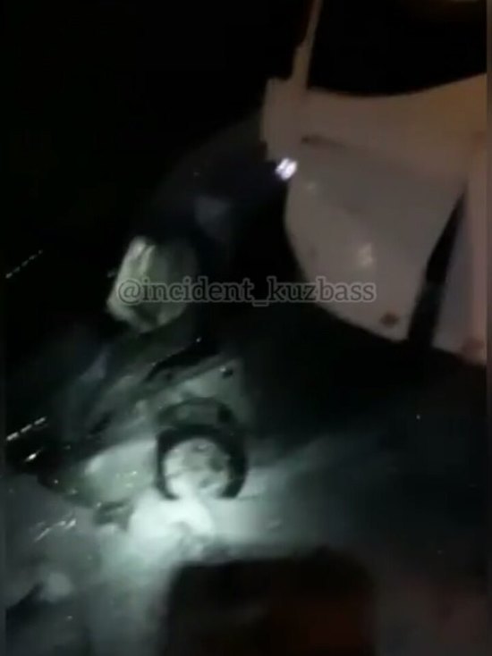 Крупная авария с участием автобуса и КамАЗа произошла на кузбасской трассе