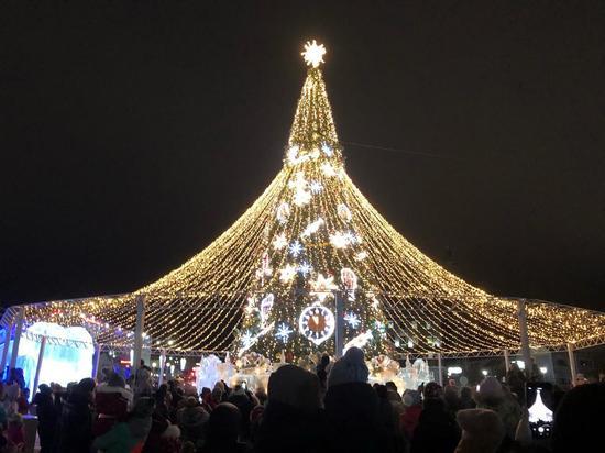 В Салехарде зажглись огни на главной новогодней елке