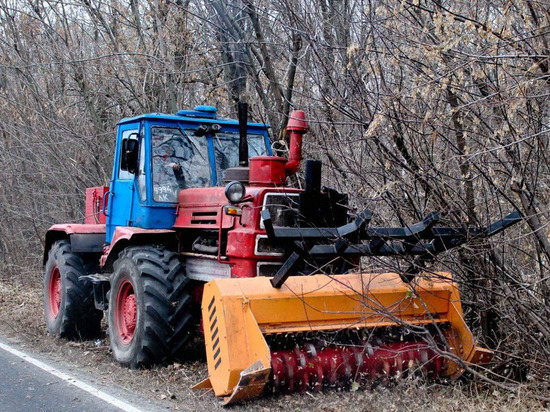 Работникам "Автодора" подарили оборудование для расчистки обочин