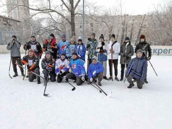 Любители «хоккея в валенках» открыли очередной зимний сезон в Новосибирске