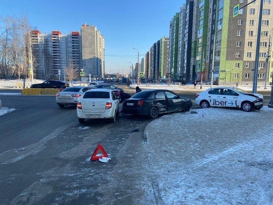 В Челябинске при столкновении трех машин пострадали две пассажирки