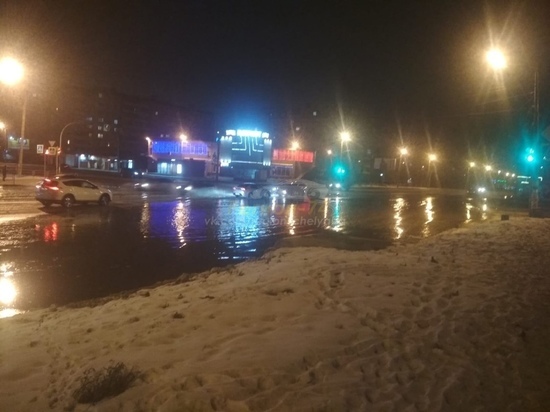На северо-западе Челябинска проезжая часть покрылась льдом из-за коммунальной аварии