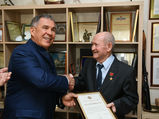 Минниханов вручил ученому Мостюкову медаль к 75-летию Победы