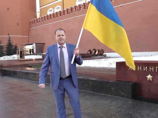 Российский музыкант с украинским флагом провел акцию у стен Кремля