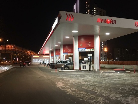 В Екатеринбурге на заправке Лукойл Тойота сбила человека