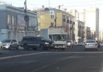 В Чите на перекрестке улиц Чкалова и Курнатовского произошло авария с участием внедорожника и грузовика Toyota