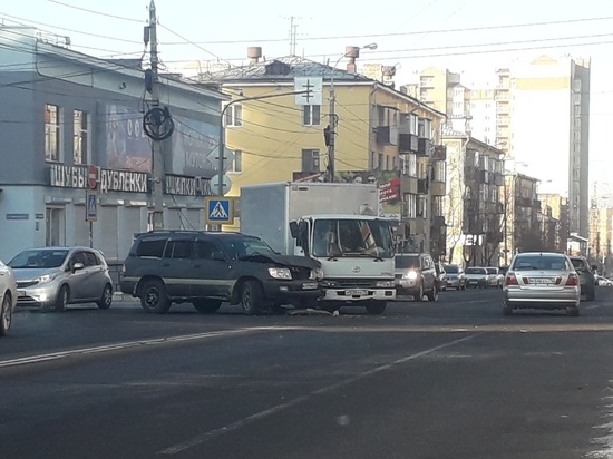 Внедорожник и грузовик Toyota столкнулись на перекрестке в Чите