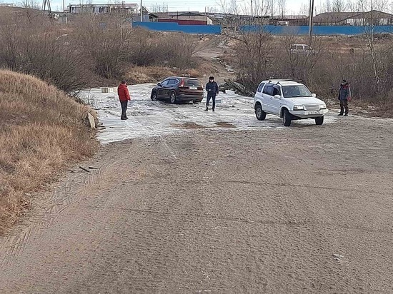 Автомобиль вытащили из разлившегося ручья в Чите