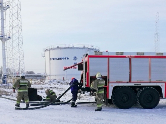 В Челябинской области на учениях потушили резервуар с нефтью