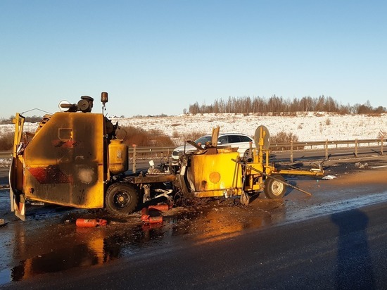 В Смоленской области фура задела спецмашину на трассе, отчего та загорелась