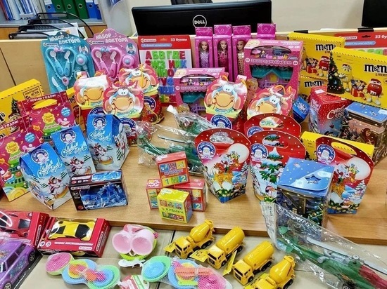 В Пуровском районе бизнесмены и налоговики собирают новогодние подарки для детей из отдаленных сел