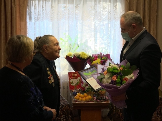 Тамбовчанку со 100-летним юбилеем поздравил Максим Косенков