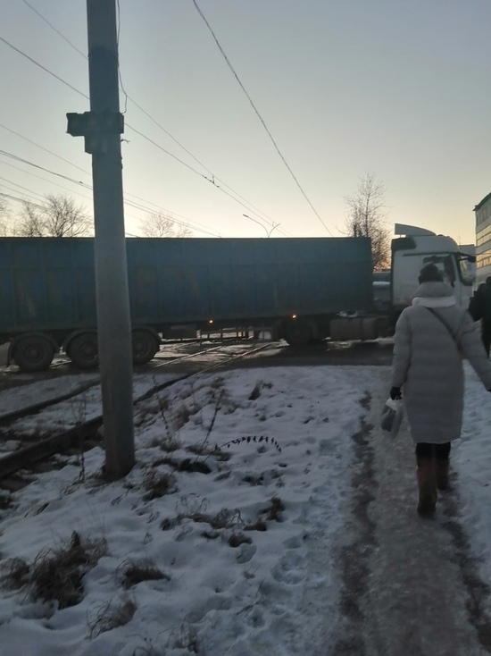 В Ярославле фура перекрыла  движение трамваев