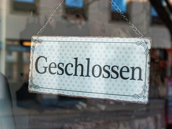 Берлин ужесточает меры и закрывает магазины