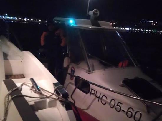 В Геленджике спасатели отбуксировали к причалу яхту, застрявшую посреди моря